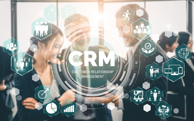 商业销售营销系统概念的 CRM 客户关系管理在服务应用程序的未来图形界面中呈现,以支持 CRM 数据库分析。